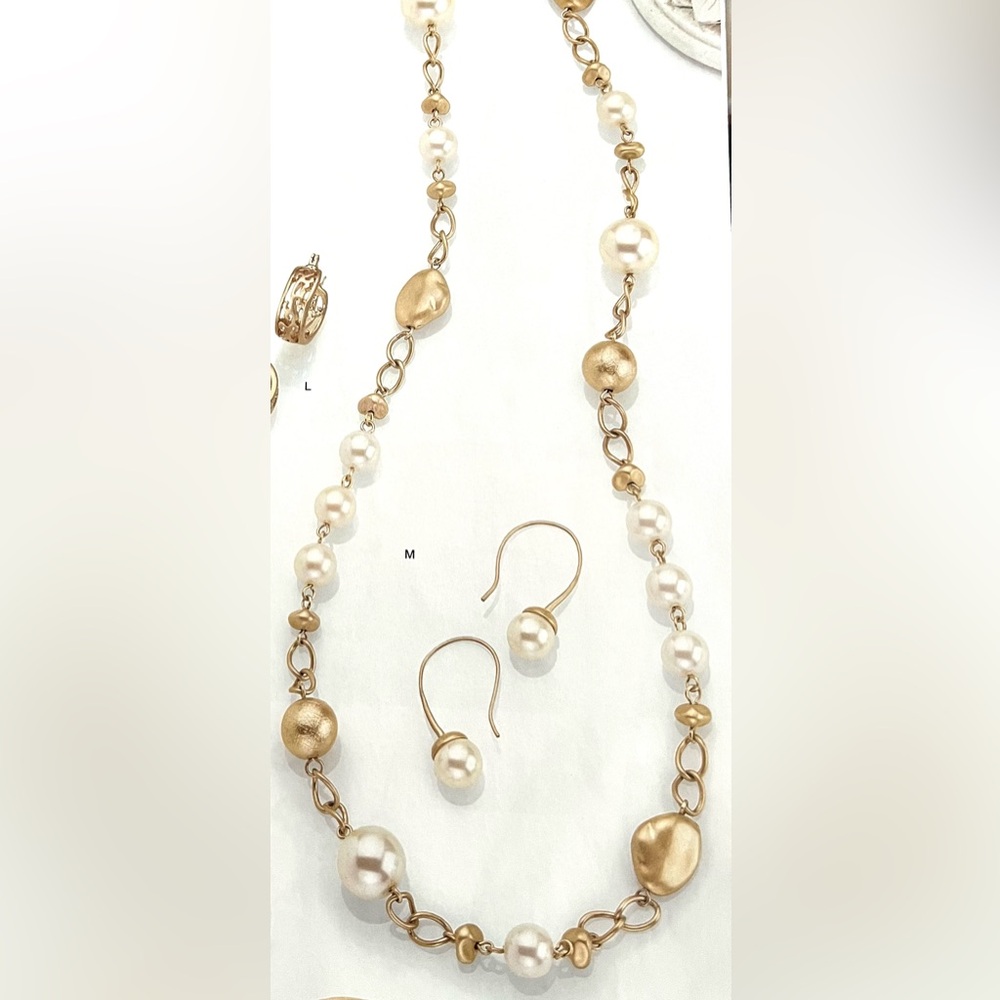 NWOT lia sophia “Socialite” necklace 38-41” matte gold tone w/ resin pearls